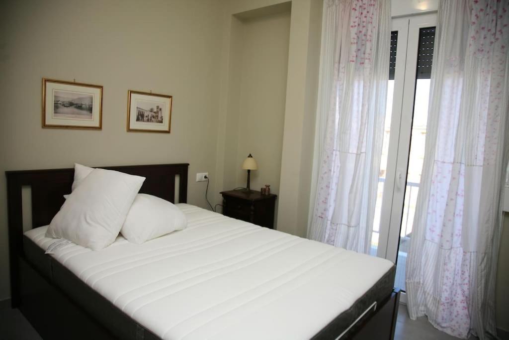 Lovely Sea Front Apartment Itea Exterior photo
